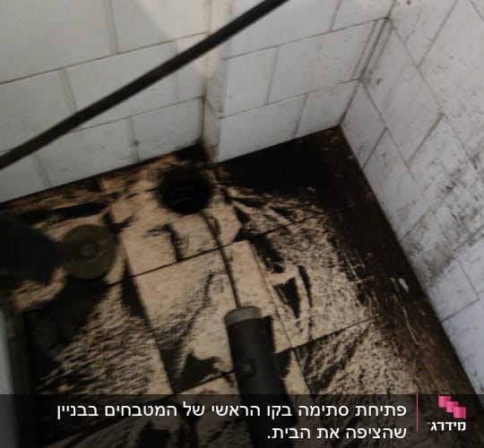 כלי עבודה לניקוי צנרת על רצפה מלוכלכת